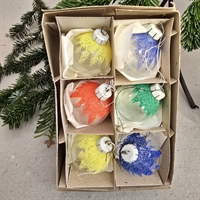 klare-glas-julekugler-sukkerfarvet-toppe-forskelligfarvede-gamle-juletræskugler